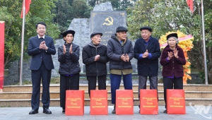 타이응우옌성 지도부, 꺼엉 땃 역사유적지에서 분향