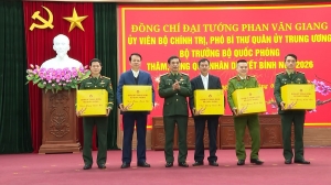 국방부 장관, 판딘풍동에서 설 선물 전달