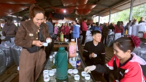푹 찌우 녹차 장터의 활기찬 풍경
